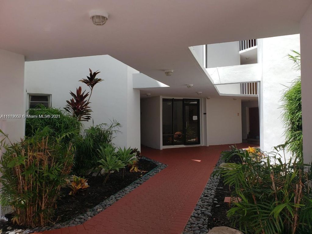 1075 93rd St #405, Miami Beach, FL 33154