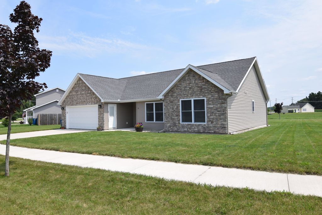 11 Hunting Trail Ave, Quincy, MI 49082