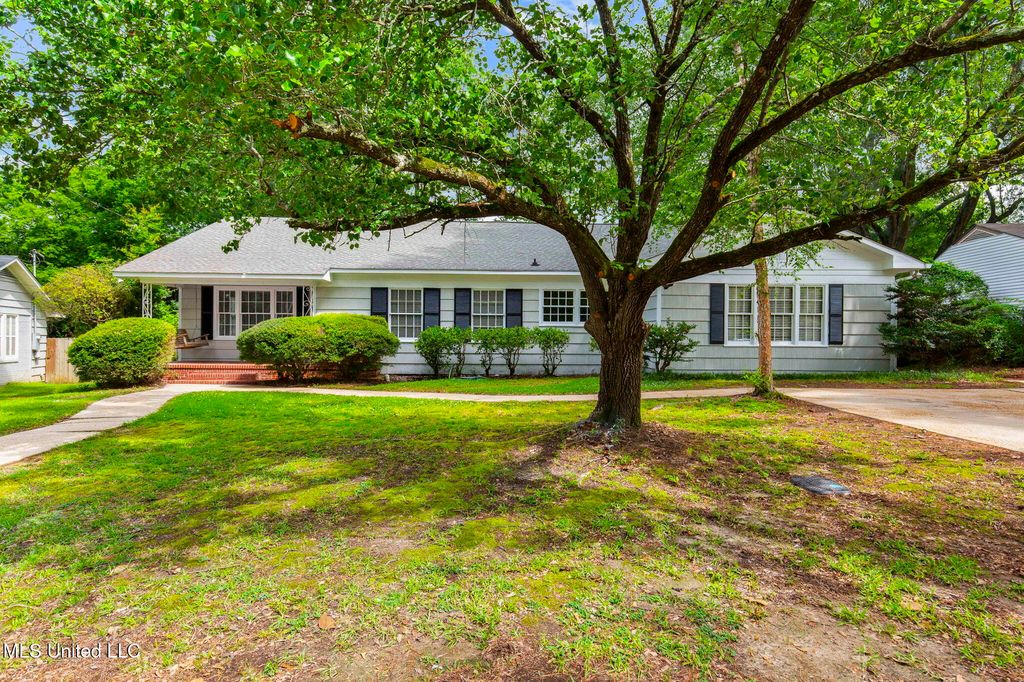 3821 Montrose Cir, Jackson, MS 39216