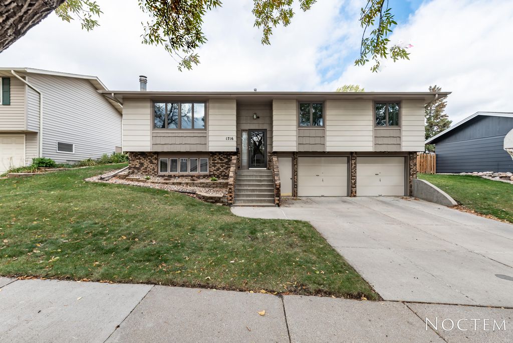1716 Longley Ave, Bismarck, ND 58501