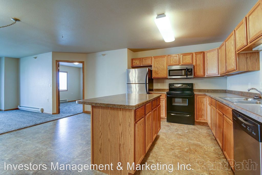 2700-2720 20th Ave SW, Minot, ND 58701