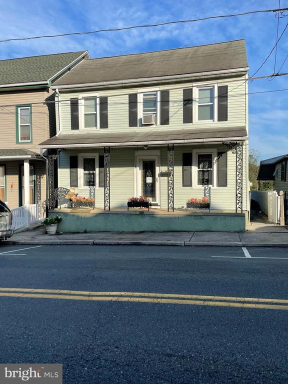 39 S 2nd St, Womelsdorf, PA 19567