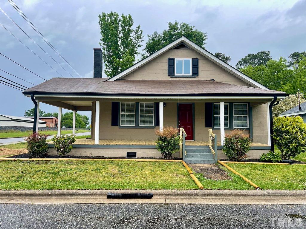202 N Smith St, Clayton, NC 27520
