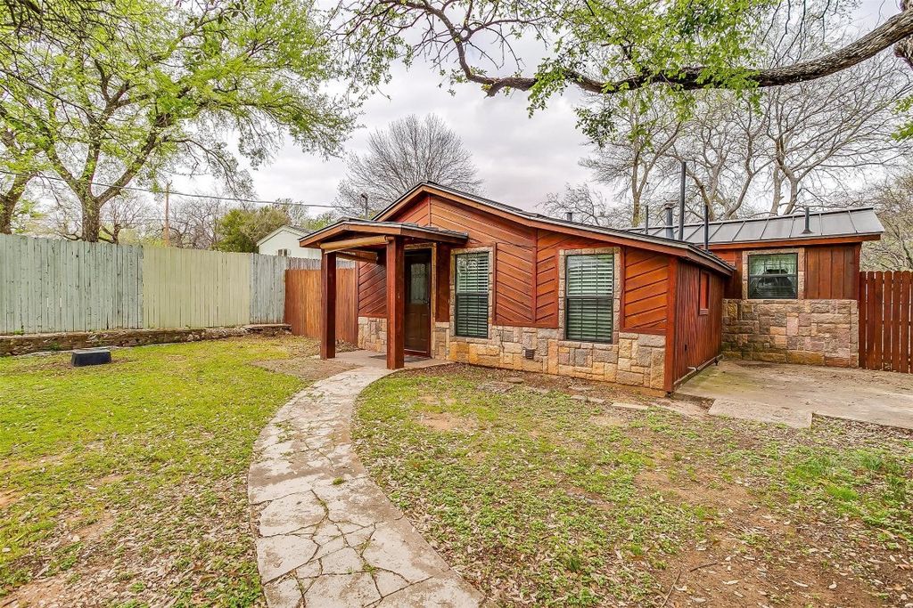 7208 Foster Dr, Fort Worth, TX 76135