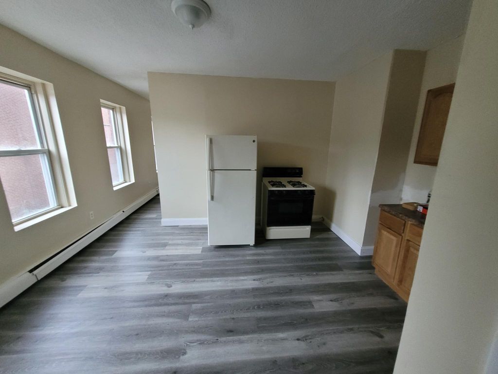 258 Lawrence St #3-B, Hartford, CT 06106