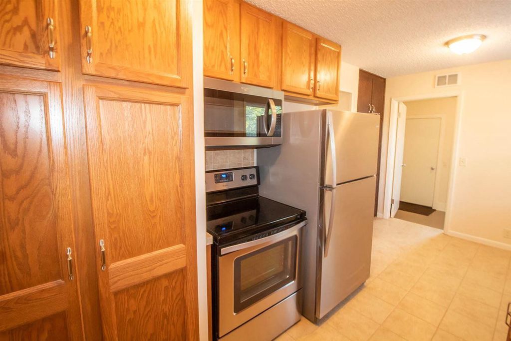 2410 W Jewell St, Wichita, KS 67213