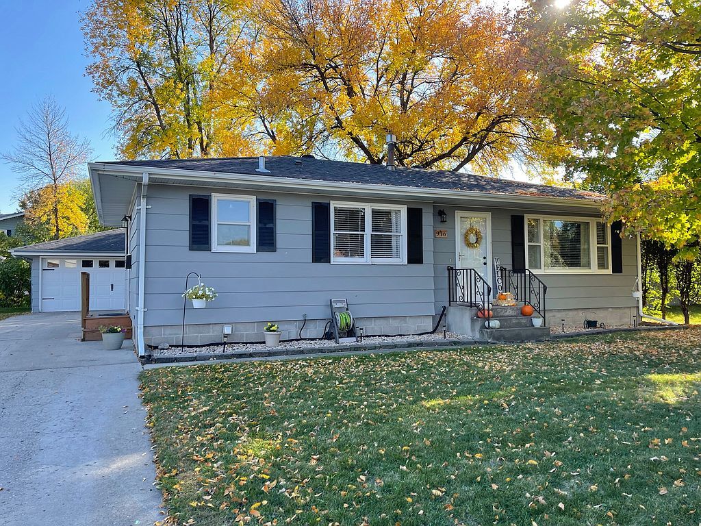 916 6th St SE, East Grand Forks, MN 56721