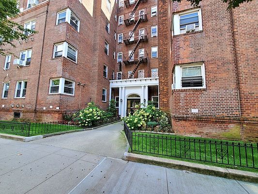 111-50 76th Rd #1F, Forest Hills, NY 11375
