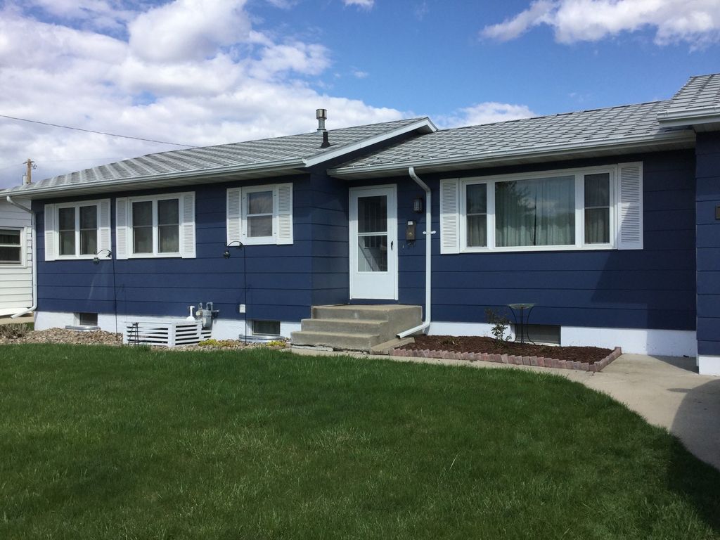 601 S 16th St, Bismarck, ND 58504