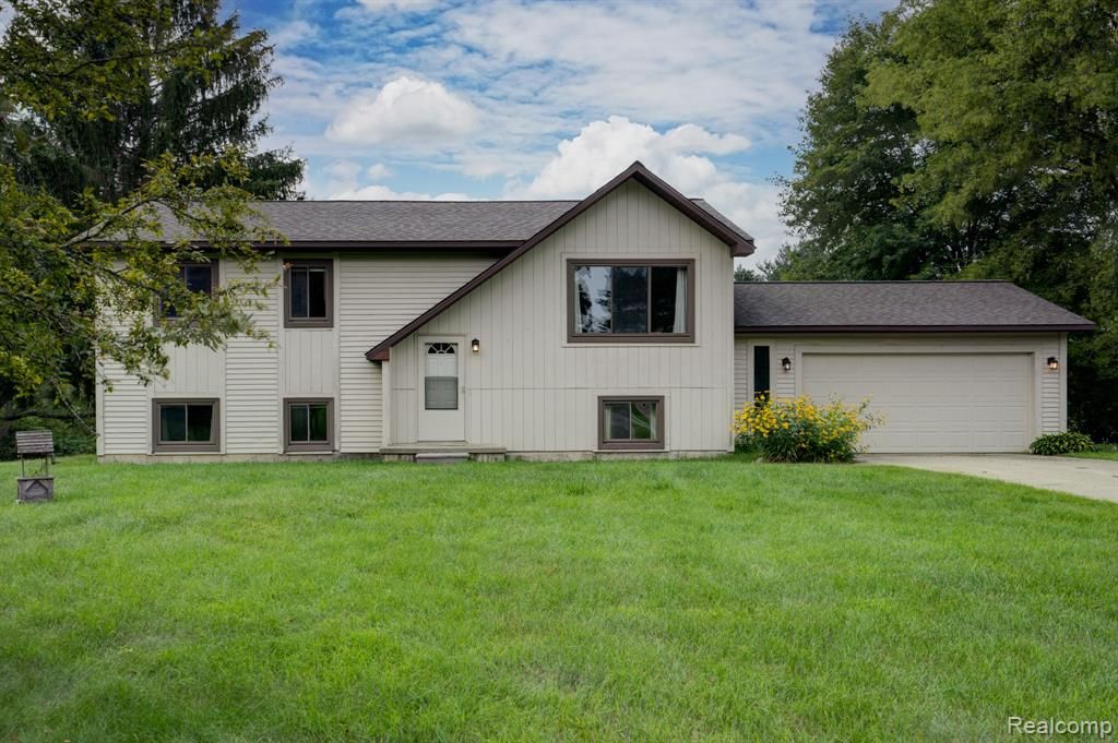 9189 White Rd, Linden, MI 48451