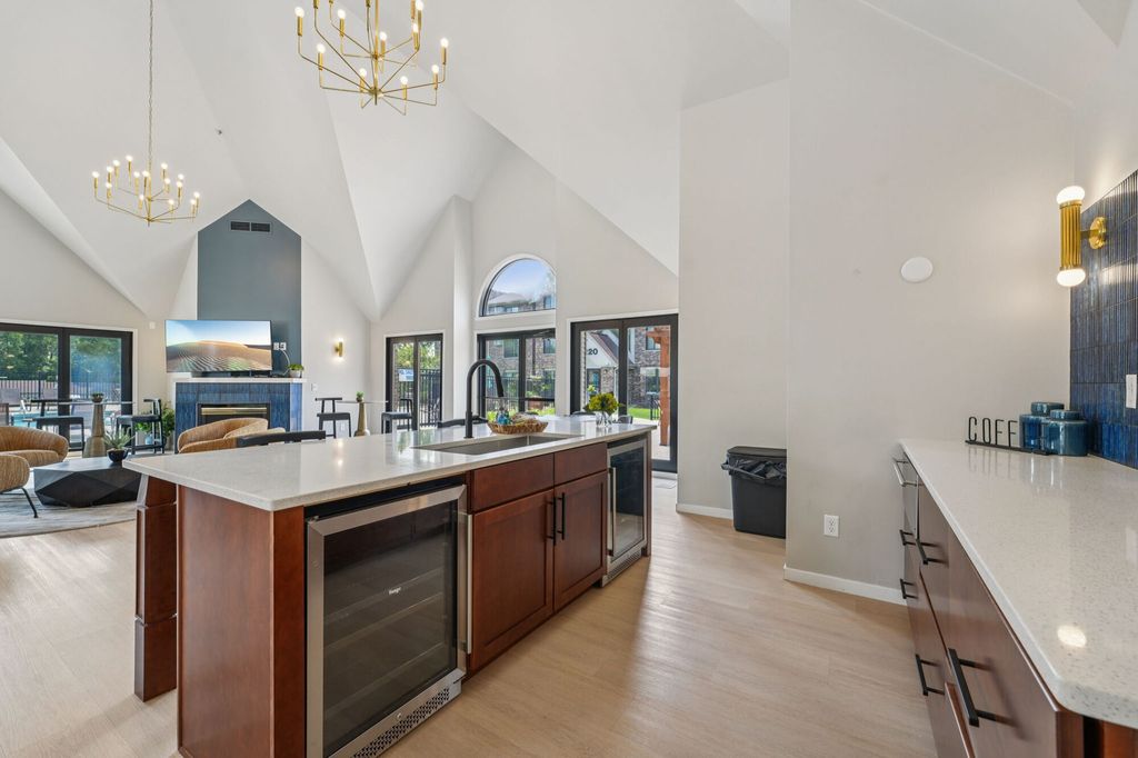 5200 Lincoln Dr #212, Edina, MN 55436