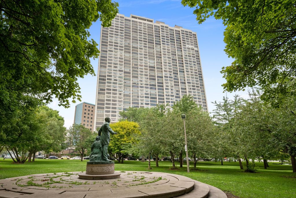 2800 N Lake Shore Dr #815, Chicago, IL 60657