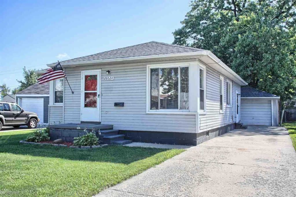 28024 Larchmont St, Saint Clair Shores, MI 48081