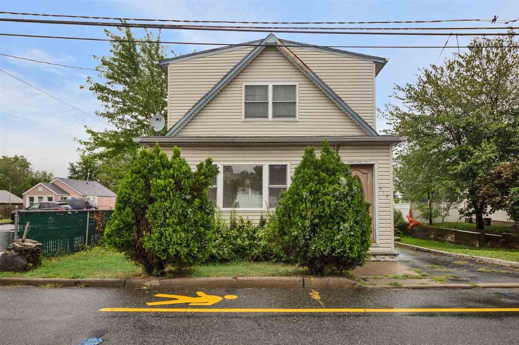 216 Meadow Ln, Secaucus, NJ 3 Bed, 2 Bath SingleFamily Home 9