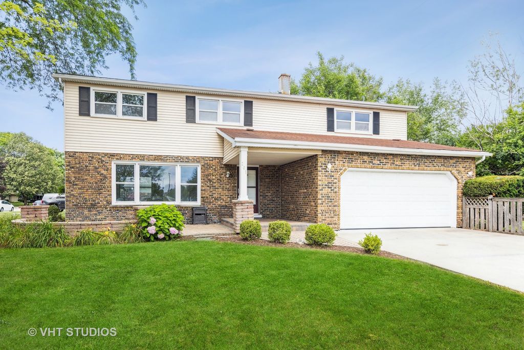 201 Bay Colony Dr, Naperville, IL 60565