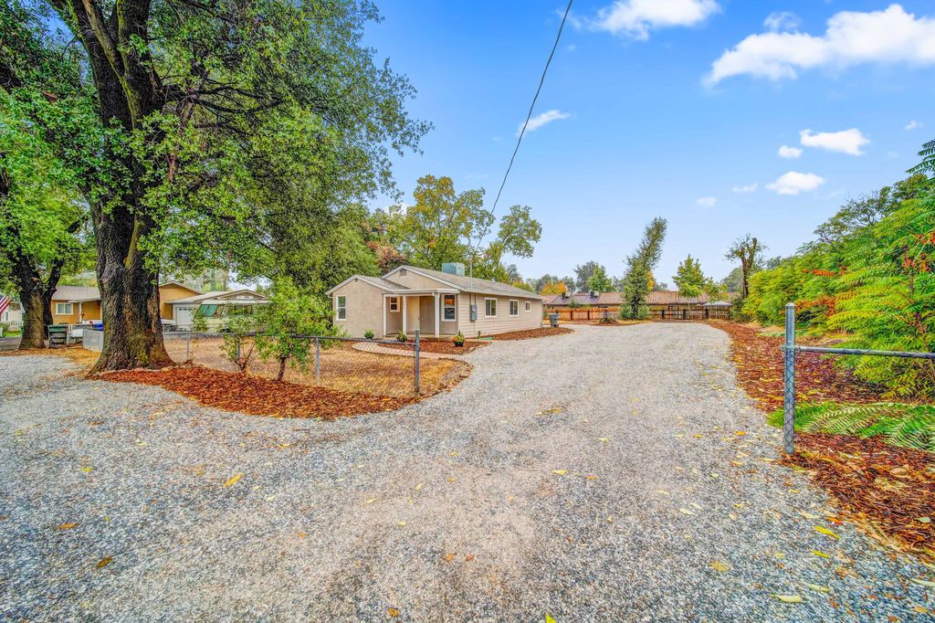 1095 Bond St, Redding, CA 96002