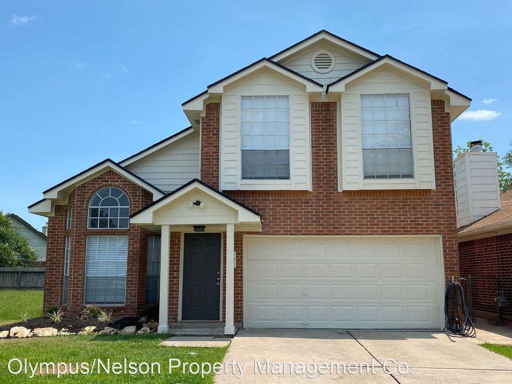 107 Cacao St, Lake Jackson, TX 77566