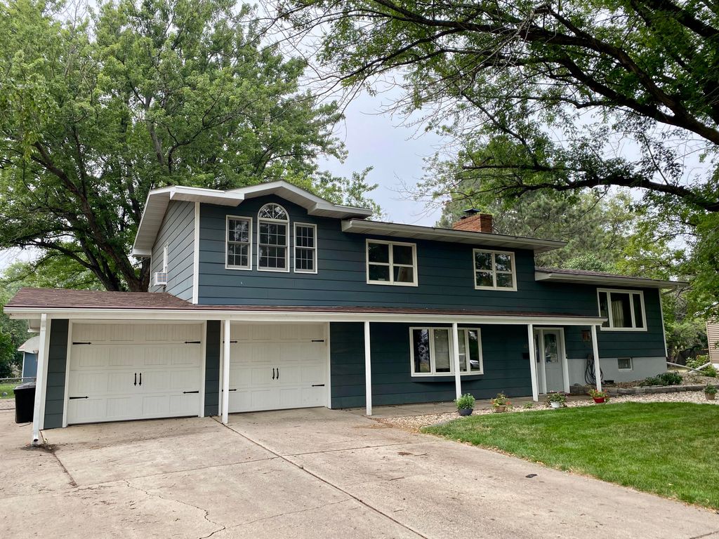 124 Elizabeth Dr, Aberdeen, SD 57401