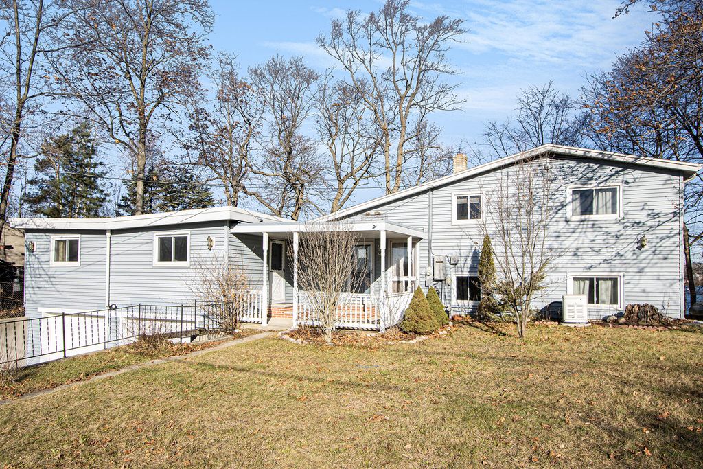 12110 Southgate Dr, Plainwell, MI 49080