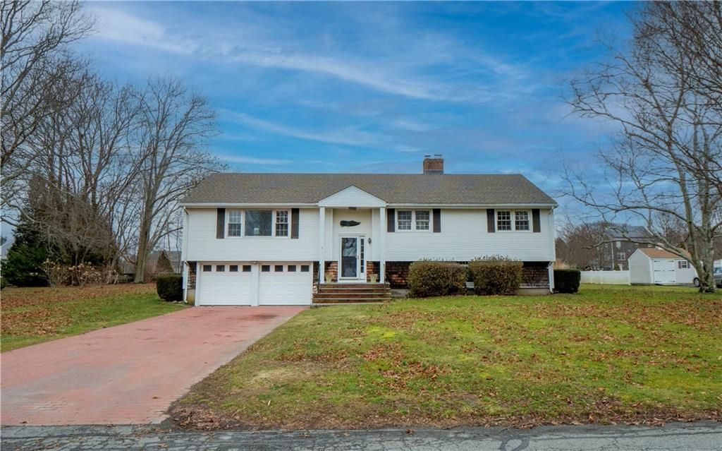 9 North Dr, Middletown, RI 02842