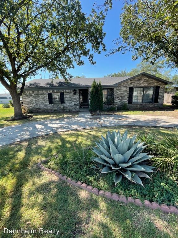 204 SE 6th St, Plainview, TX 79072