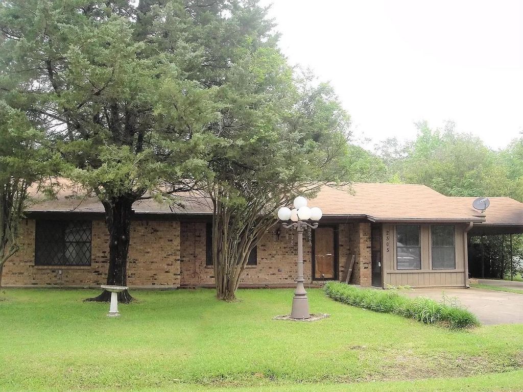 2505 E Avenue B, Hooks, TX 75561