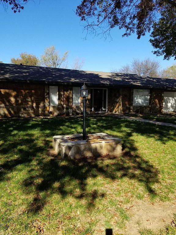 906 Kiowa Dr, Burkburnett, TX 76354