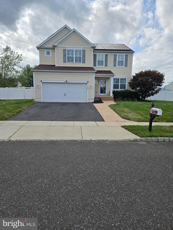 310 Pigott Dr, Florence, NJ 08518