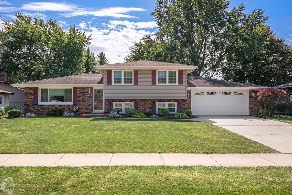 116 Pioneer Dr, Minooka, IL 3 Bed, 2 Bath SingleFamily Home 24