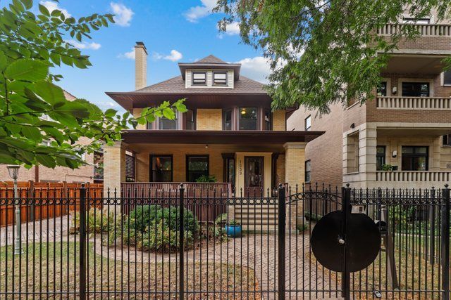 1539 W Sherwin Ave, Chicago, IL 60626