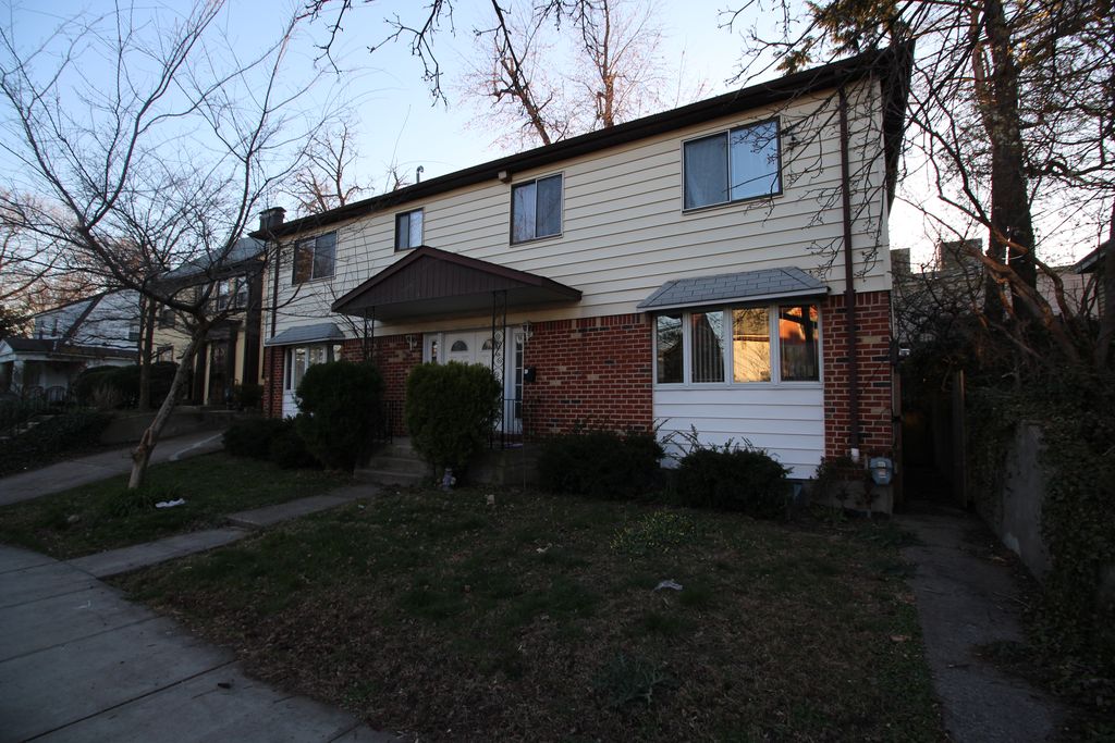 4028 157th St, Flushing, NY 11354