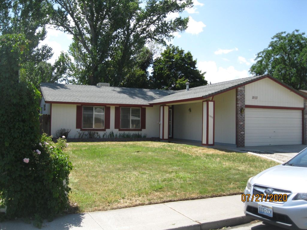 1033 Pinewood Dr, Sparks, NV 89434