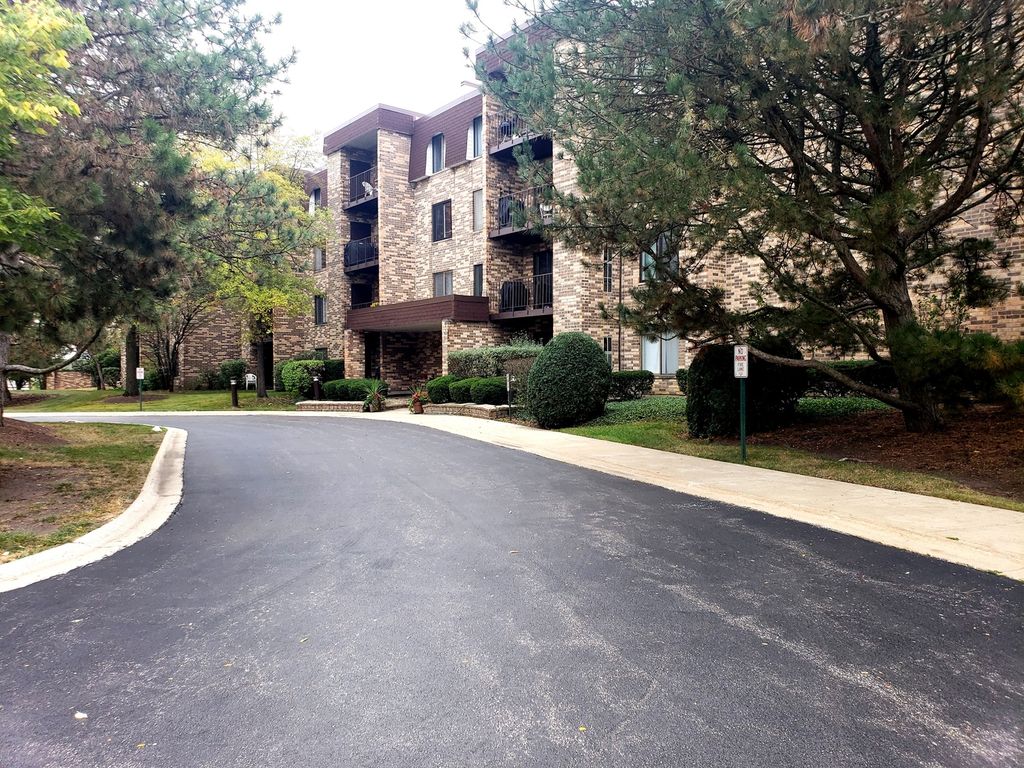 2005 Valencia Dr #208, Northbrook, IL 60062