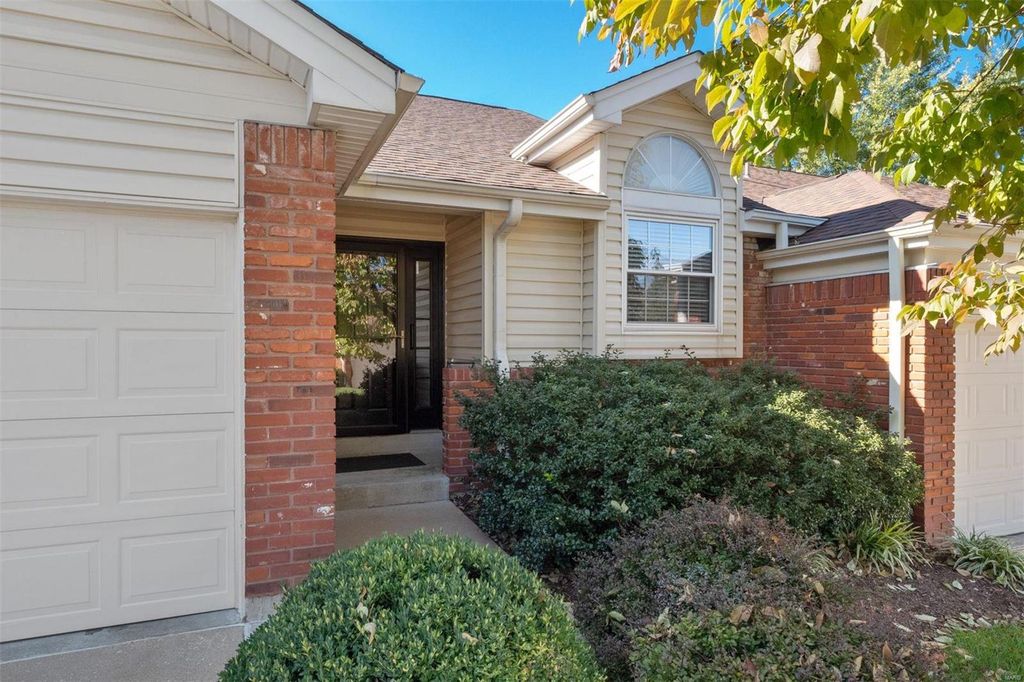 1909 Bennington Common Dr, Saint Louis, MO 63146