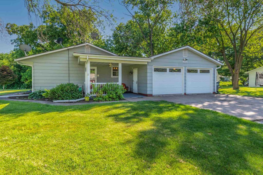 6516 Valley Dr, Bettendorf, IA 52722
