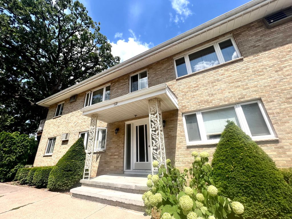 12 W  21st Ave #B, Oshkosh, WI 54902
