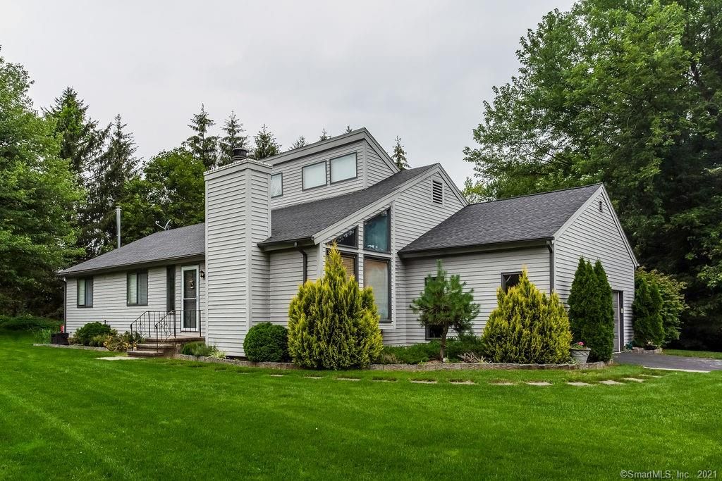 39 School House Hl, Burlington, CT 06013