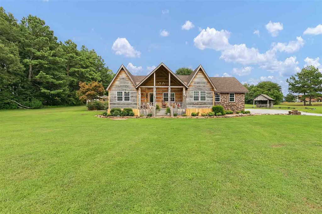 81 Trenton Hwy, Trenton, TN 38382 3 Bed, 3 Bath SingleFamily Home