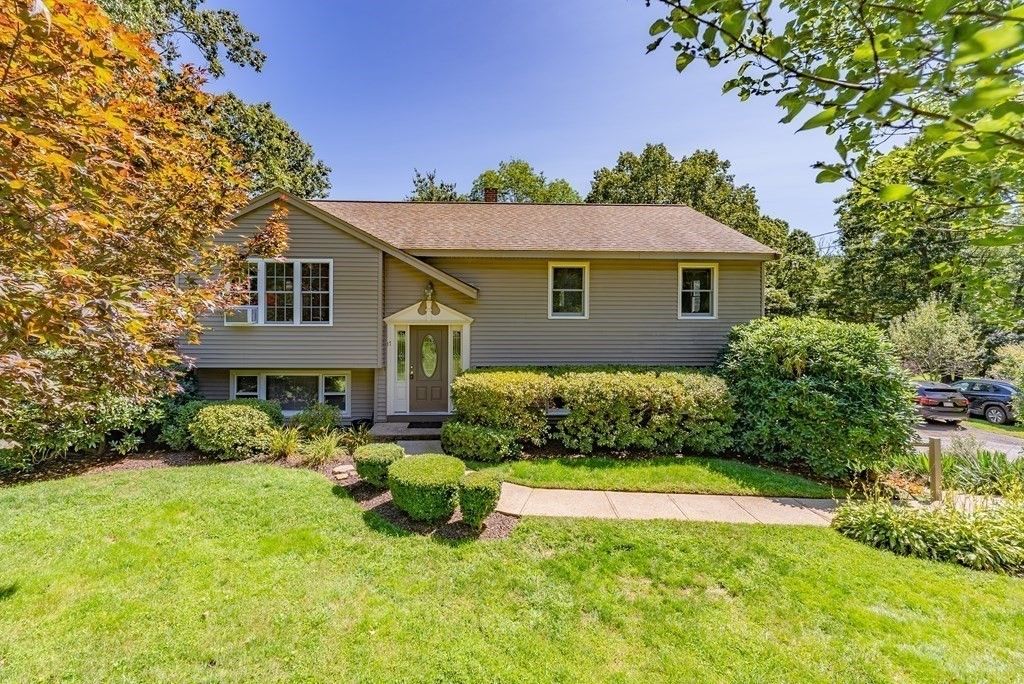 17 Clearview Dr, West Brookfield, MA 01585