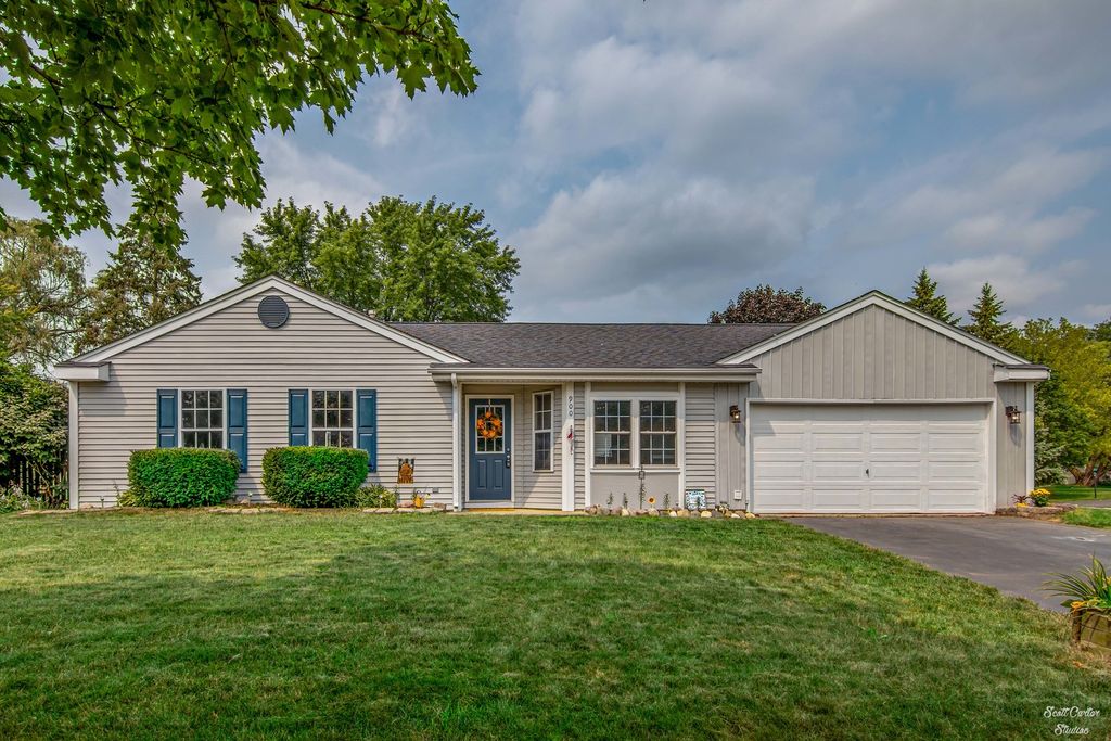 900 Portsmouth Dr, Island Lake, IL 60042