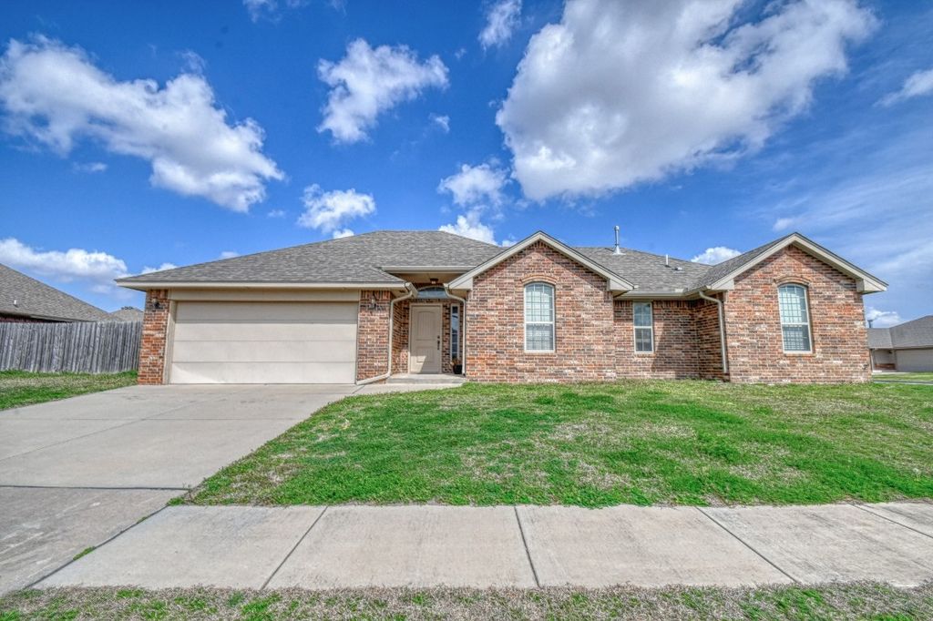 815 Lakeview Dr, Moore, OK 73160