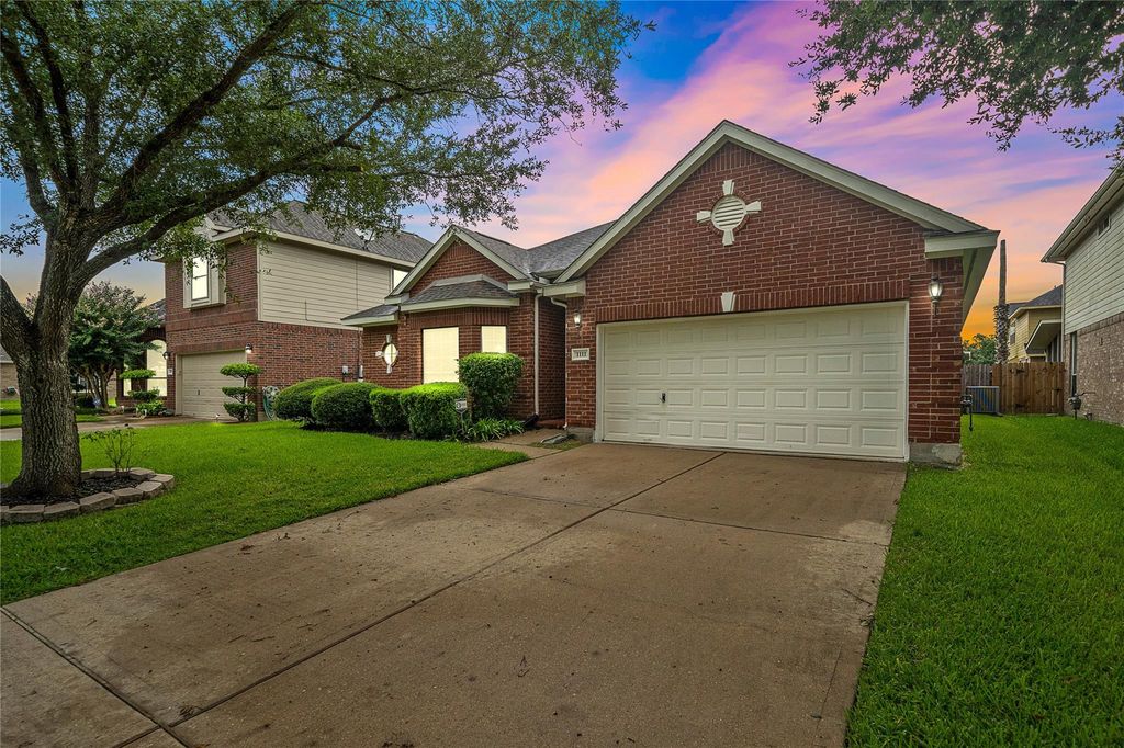 1111 Sussex Trl, Pearland, TX 77584
