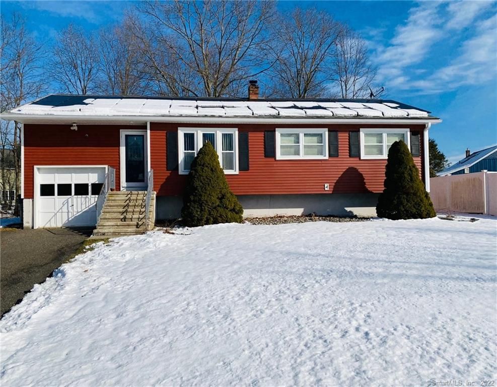 9 Goldfinch Ln, Naugatuck, CT 06770