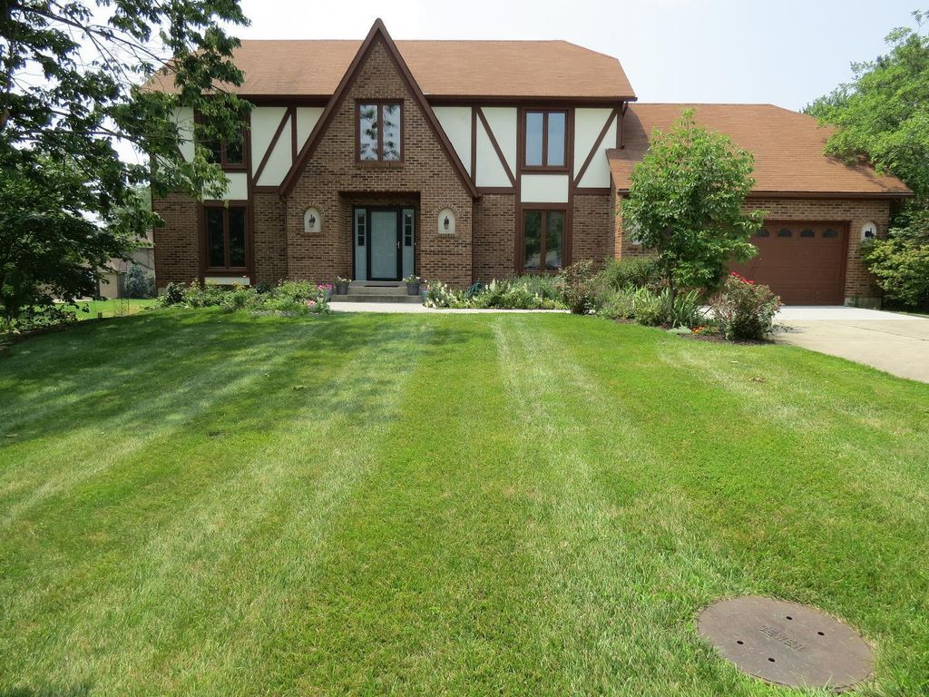 7827 Plantation Dr, West Chester, OH 45069
