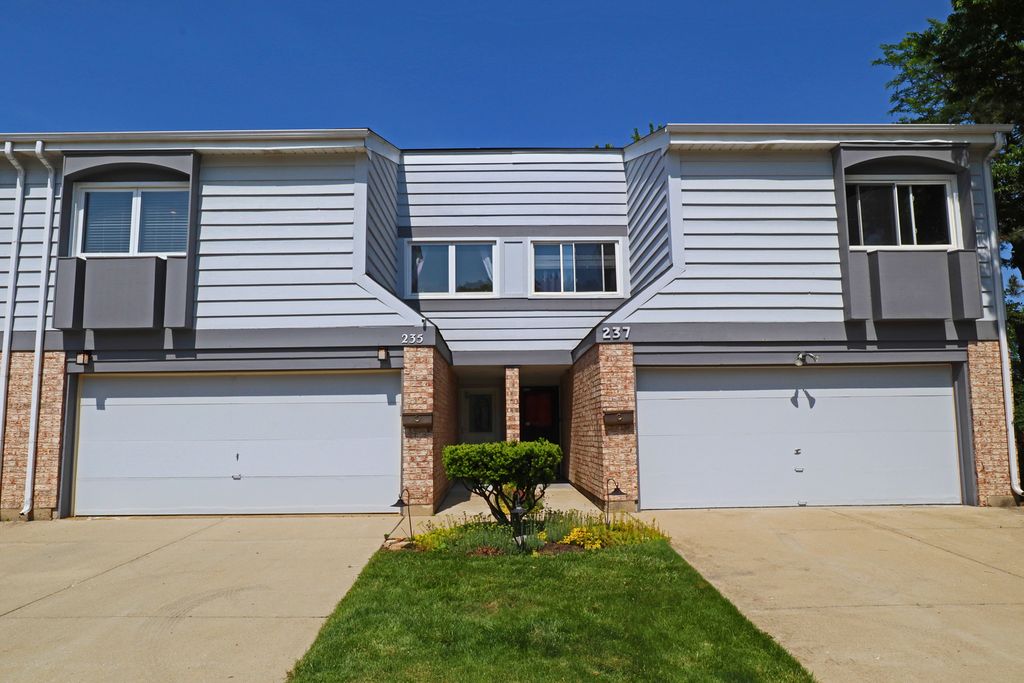 255 Lakeshore Ln, Bloomingdale, IL 60108