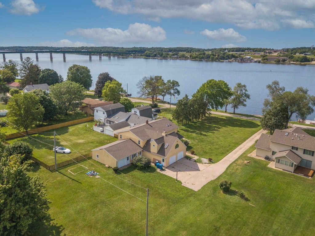 1902 1st Ave, Rapids City, IL 61278