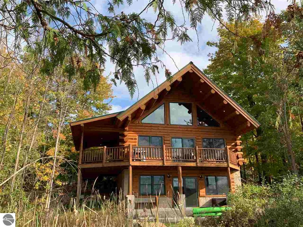 7821 S Cottage Dr, Bellaire, MI 49615
