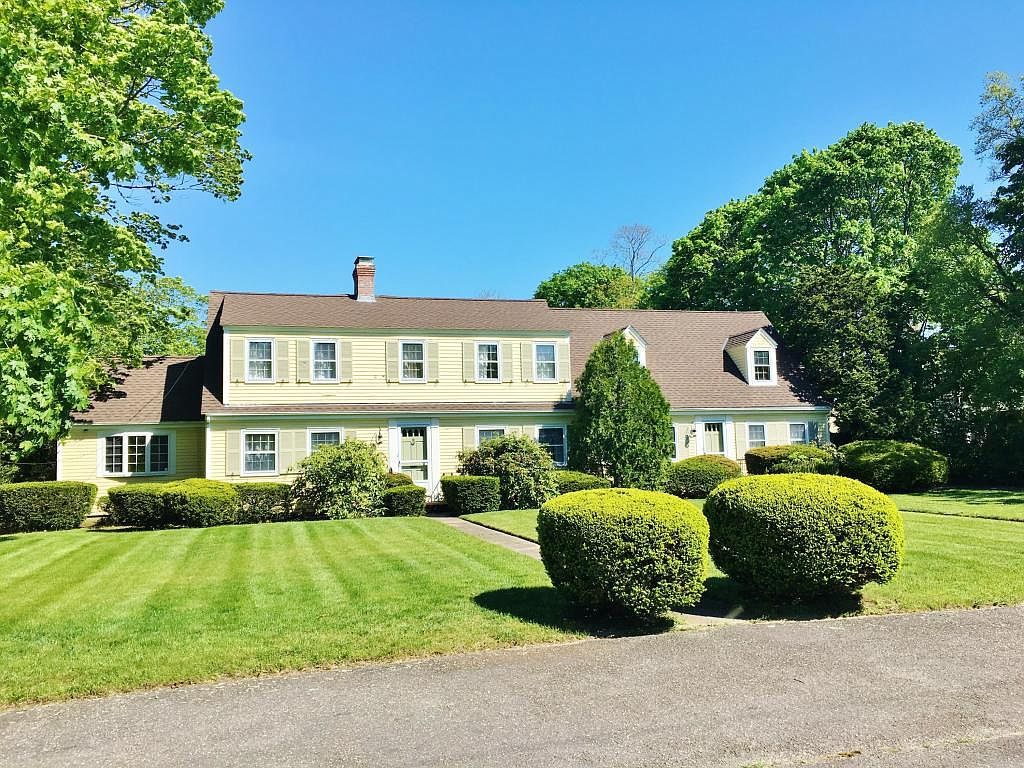 394 South St, Hyannis, MA 7 Bed, 4 Bath SingleFamily Home 48