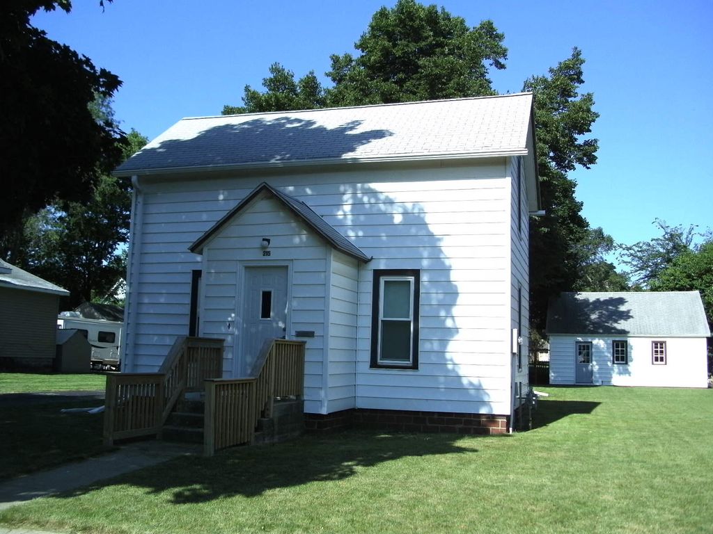 215 S  10th St, Estherville, IA 51334