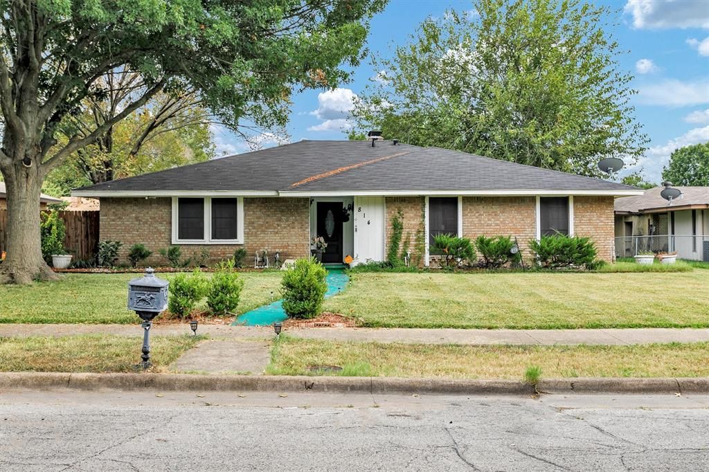 814 Waynelee Dr, Lancaster, TX 75146